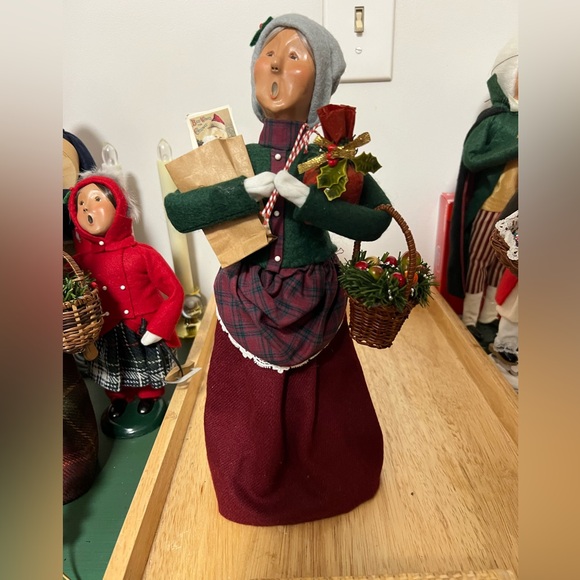 Byers choice grandma and grandpa holiday shopper carolers - Picture 1 of 2